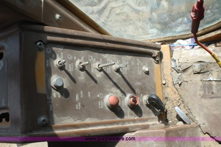 image for item B6667 1989 Dresser 850 articulating motor grader