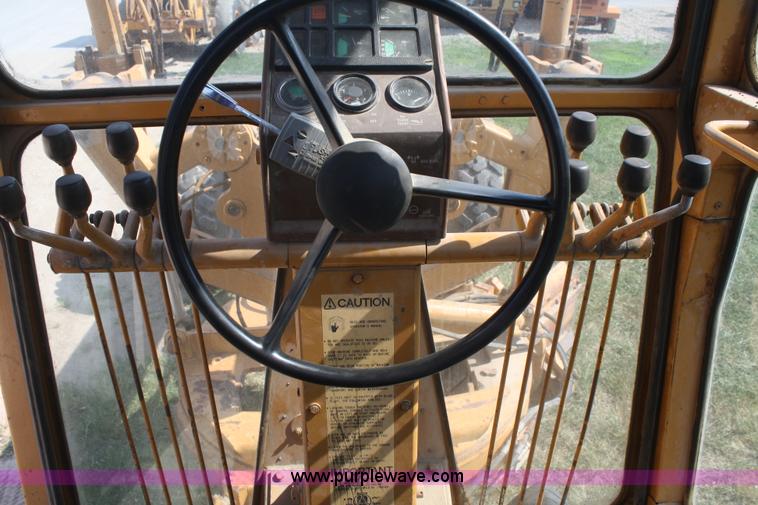 image for item B6667 1989 Dresser 850 articulating motor grader