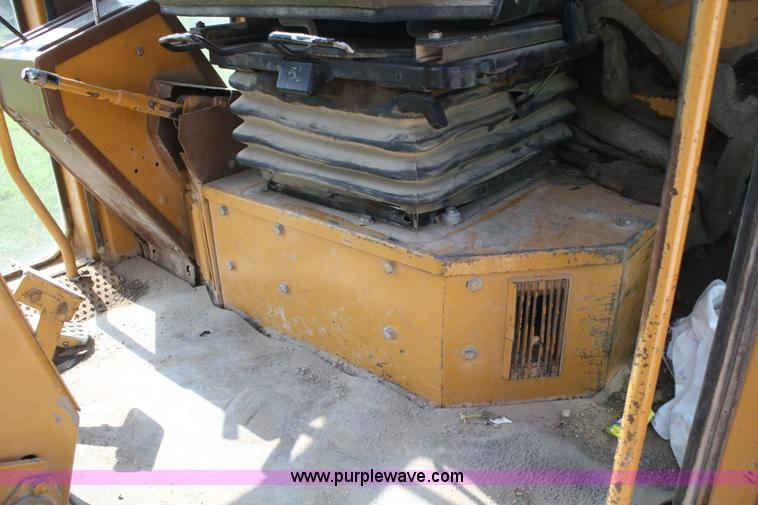 image for item B6667 1989 Dresser 850 articulating motor grader