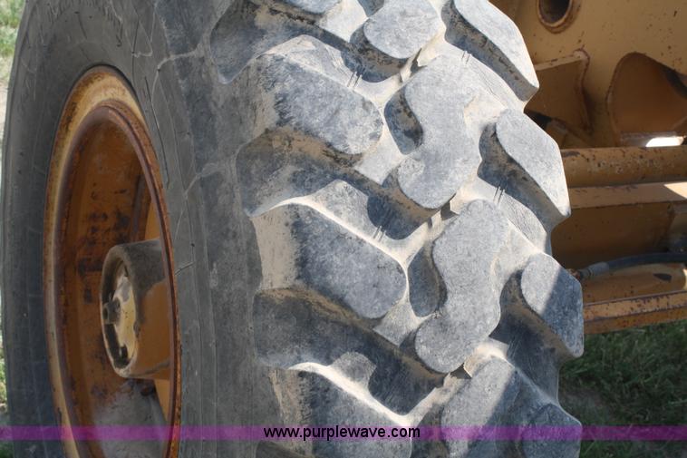 image for item B6667 1989 Dresser 850 articulating motor grader