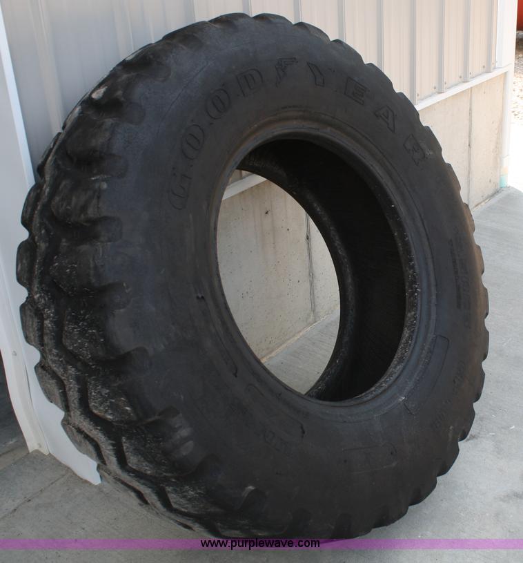 image for item B6669 1970 John Deere 570 motor grader