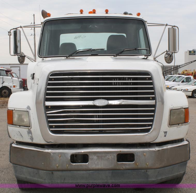 image for item B6670 1995 Ford L9000 AeroMax semi truck