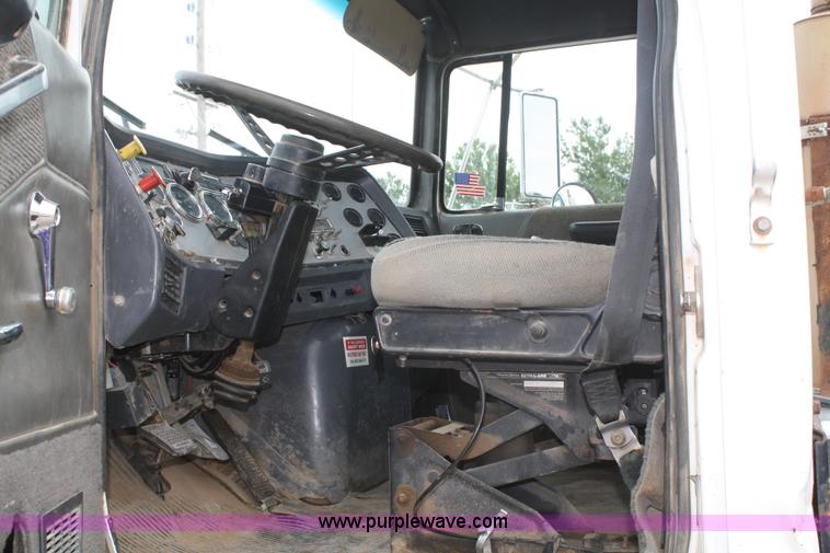 image for item B6670 1995 Ford L9000 AeroMax semi truck