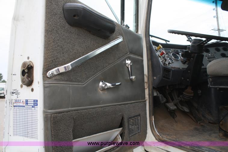 image for item B6670 1995 Ford L9000 AeroMax semi truck