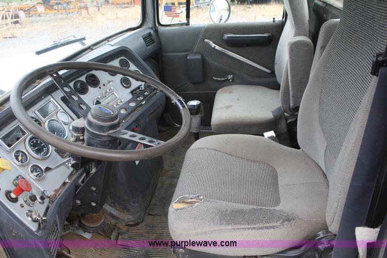 image for item B6670 1995 Ford L9000 AeroMax semi truck