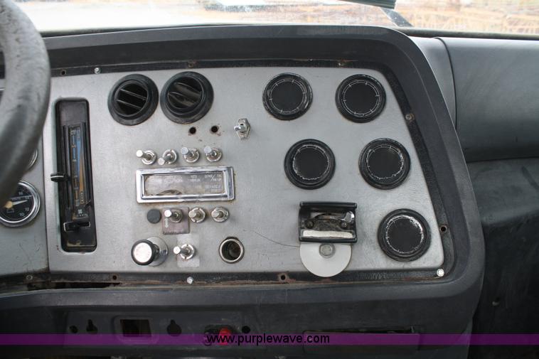 image for item B6670 1995 Ford L9000 AeroMax semi truck