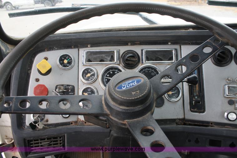 image for item B6670 1995 Ford L9000 AeroMax semi truck