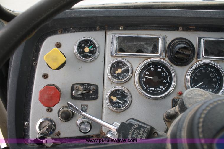 image for item B6670 1995 Ford L9000 AeroMax semi truck