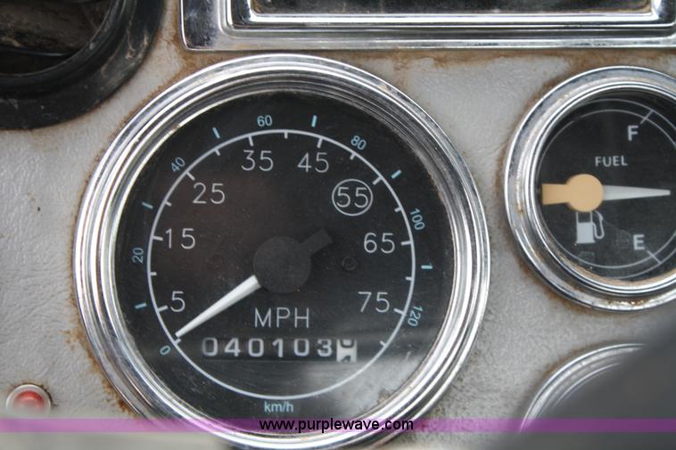 image for item B6670 1995 Ford L9000 AeroMax semi truck