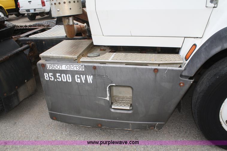 image for item B6670 1995 Ford L9000 AeroMax semi truck