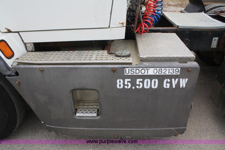 image for item B6670 1995 Ford L9000 AeroMax semi truck