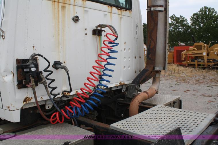 image for item B6670 1995 Ford L9000 AeroMax semi truck