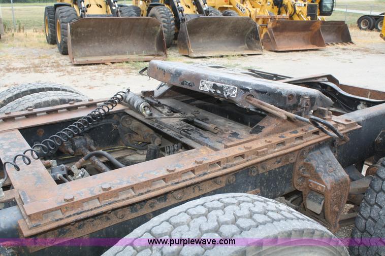 image for item B6670 1995 Ford L9000 AeroMax semi truck