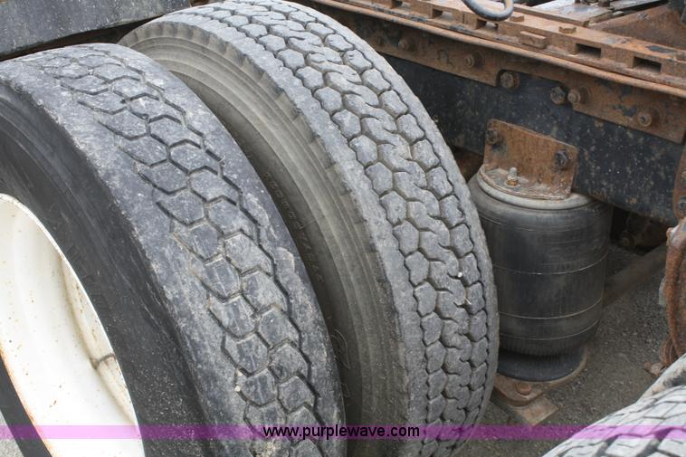 image for item B6670 1995 Ford L9000 AeroMax semi truck