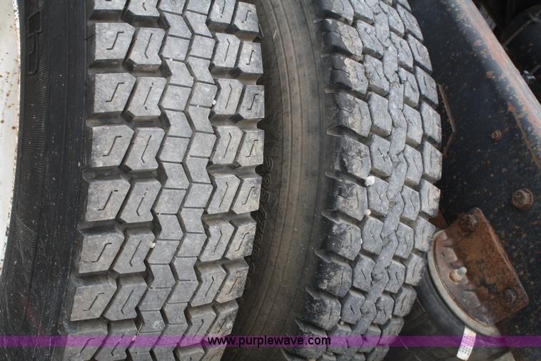 image for item B6670 1995 Ford L9000 AeroMax semi truck