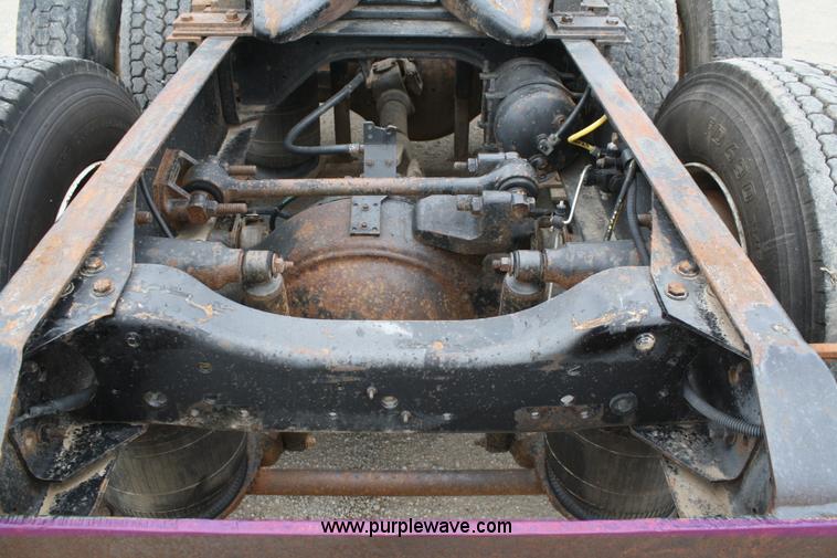 image for item B6670 1995 Ford L9000 AeroMax semi truck