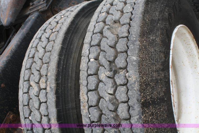 image for item B6670 1995 Ford L9000 AeroMax semi truck