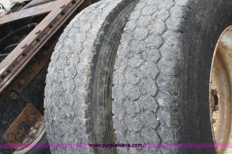 image for item B6670 1995 Ford L9000 AeroMax semi truck