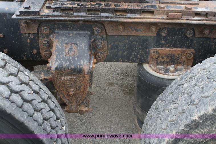 image for item B6670 1995 Ford L9000 AeroMax semi truck