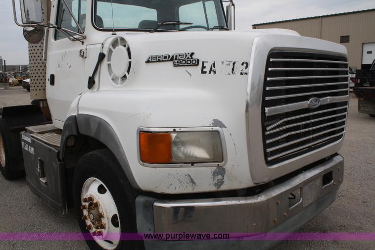image for item B6670 1995 Ford L9000 AeroMax semi truck