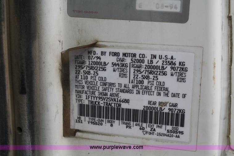 image for item B6670 1995 Ford L9000 AeroMax semi truck