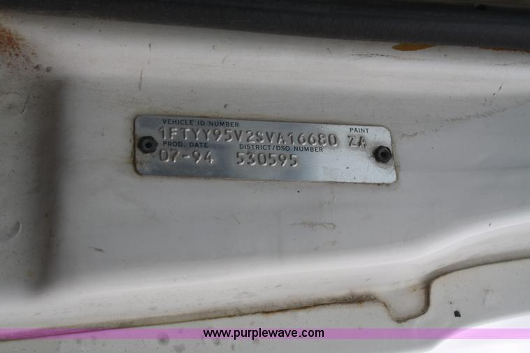 image for item B6670 1995 Ford L9000 AeroMax semi truck