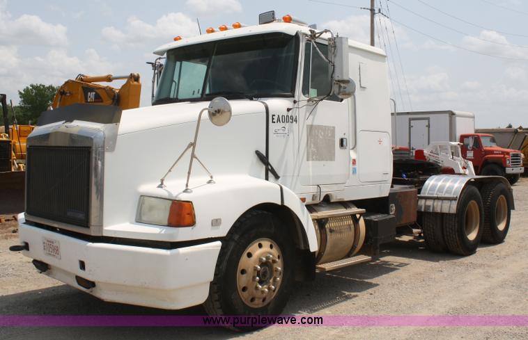 image for item B6671 1994 Volvo White GMC WIA semi truck