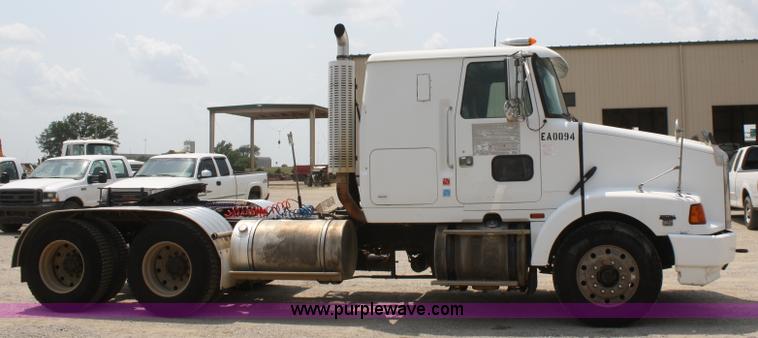 image for item B6671 1994 Volvo White GMC WIA semi truck