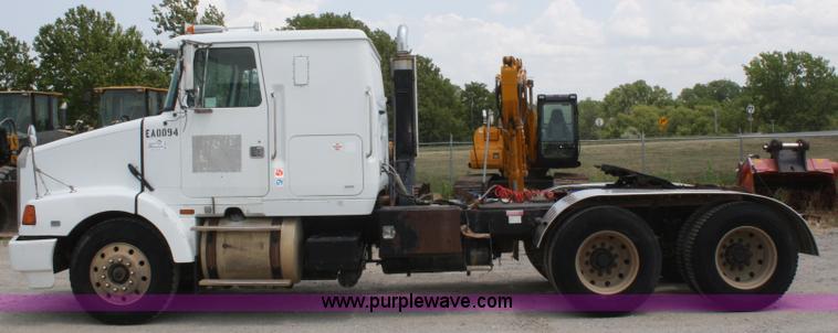 image for item B6671 1994 Volvo White GMC WIA semi truck