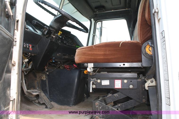 image for item B6671 1994 Volvo White GMC WIA semi truck