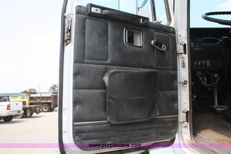 image for item B6671 1994 Volvo White GMC WIA semi truck