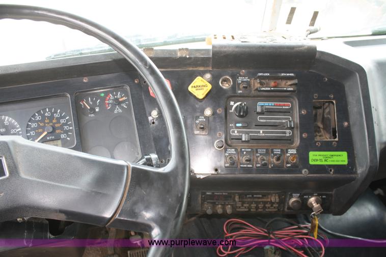 image for item B6671 1994 Volvo White GMC WIA semi truck