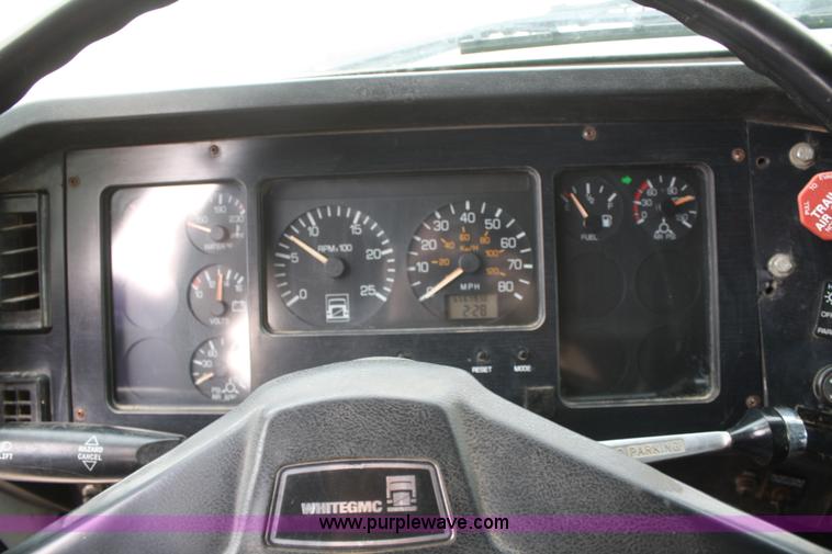 image for item B6671 1994 Volvo White GMC WIA semi truck