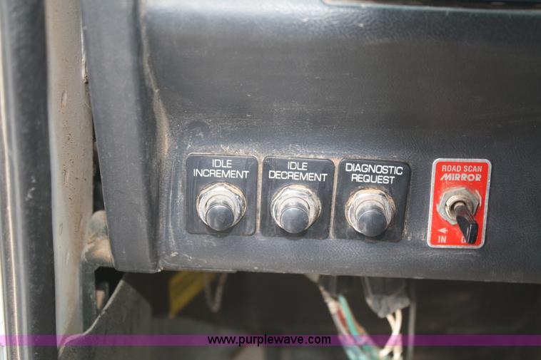 image for item B6671 1994 Volvo White GMC WIA semi truck