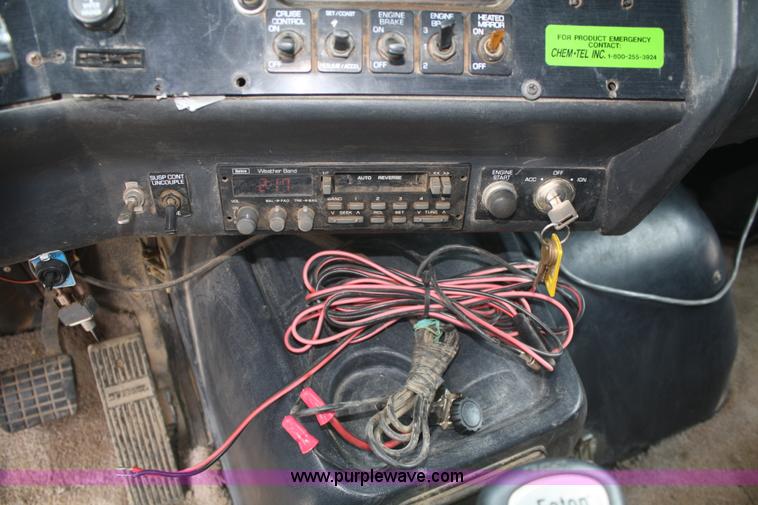 image for item B6671 1994 Volvo White GMC WIA semi truck