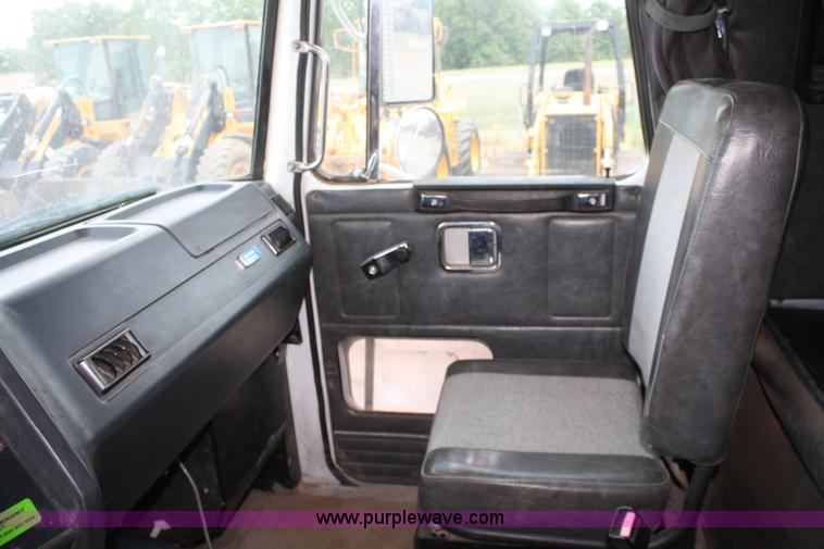 image for item B6671 1994 Volvo White GMC WIA semi truck