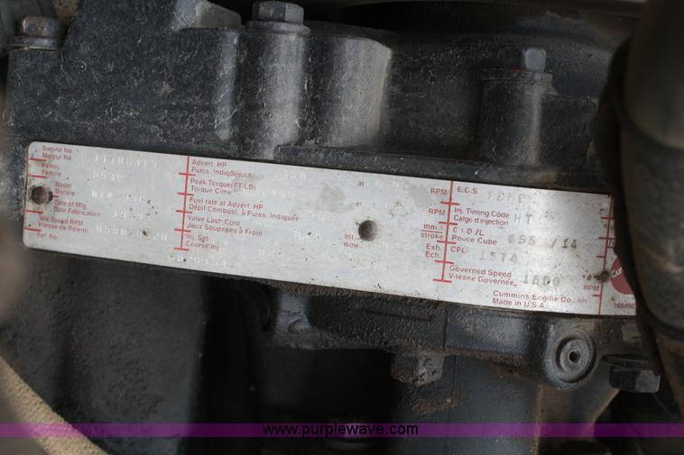 image for item B6671 1994 Volvo White GMC WIA semi truck