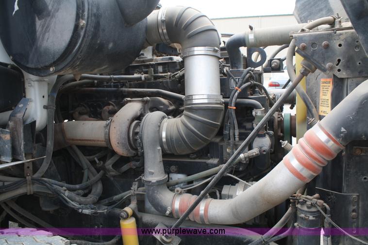 image for item B6671 1994 Volvo White GMC WIA semi truck