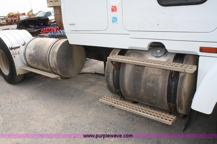 image for item B6671 1994 Volvo White GMC WIA semi truck