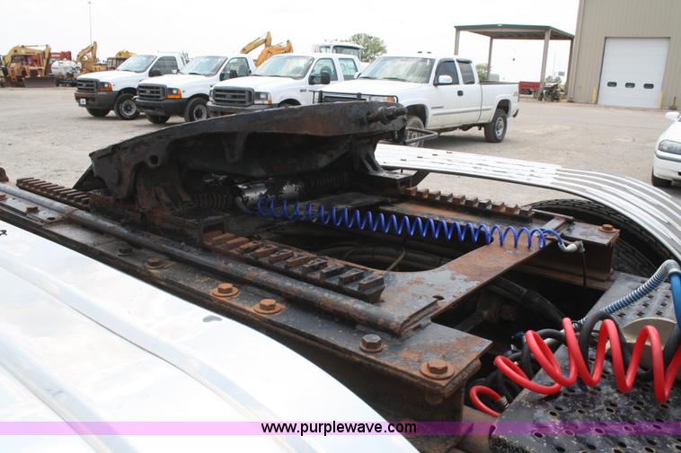 image for item B6671 1994 Volvo White GMC WIA semi truck