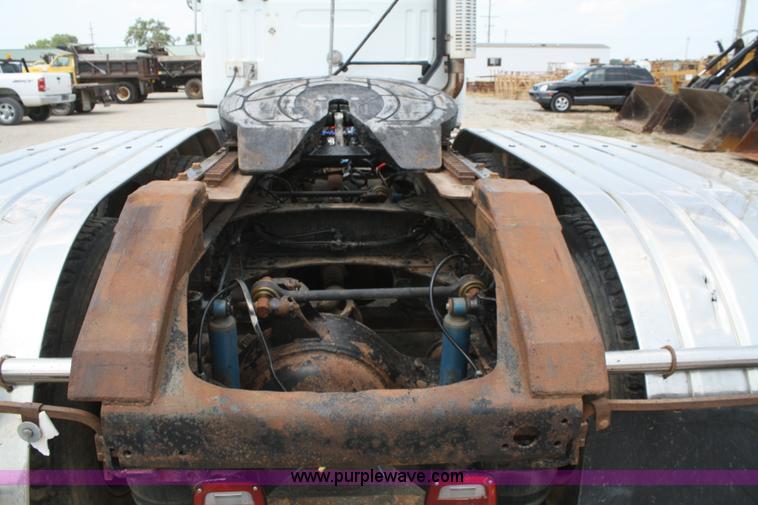 image for item B6671 1994 Volvo White GMC WIA semi truck