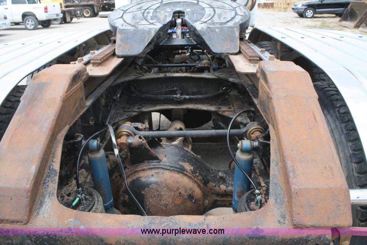 image for item B6671 1994 Volvo White GMC WIA semi truck