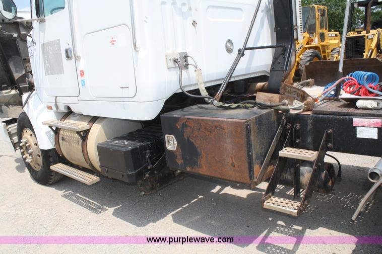 image for item B6671 1994 Volvo White GMC WIA semi truck