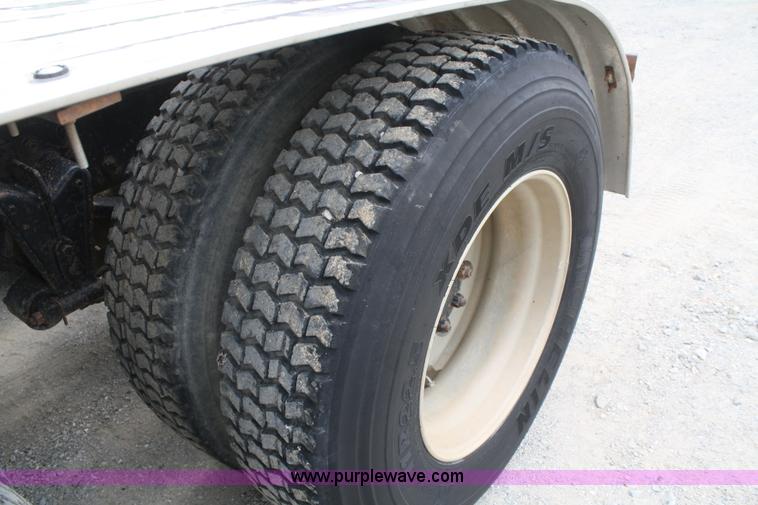 image for item B6671 1994 Volvo White GMC WIA semi truck