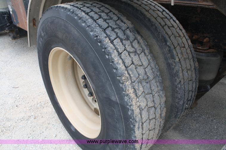 image for item B6671 1994 Volvo White GMC WIA semi truck