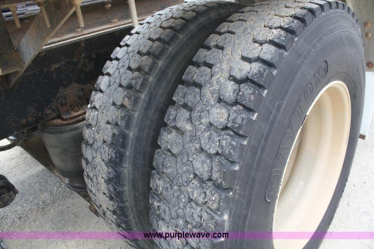 image for item B6671 1994 Volvo White GMC WIA semi truck