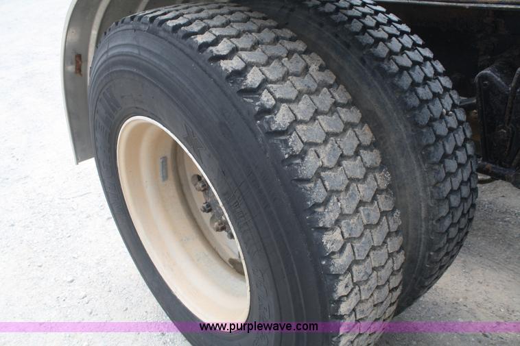 image for item B6671 1994 Volvo White GMC WIA semi truck