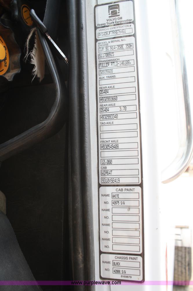 image for item B6671 1994 Volvo White GMC WIA semi truck