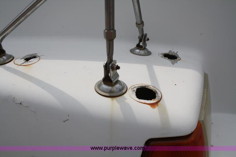 image for item B6671 1994 Volvo White GMC WIA semi truck