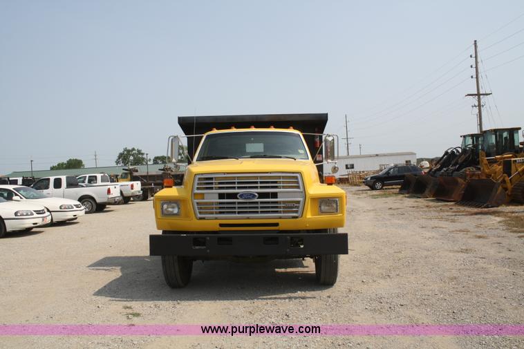 image for item B6673 1994 Ford F700 dump truck